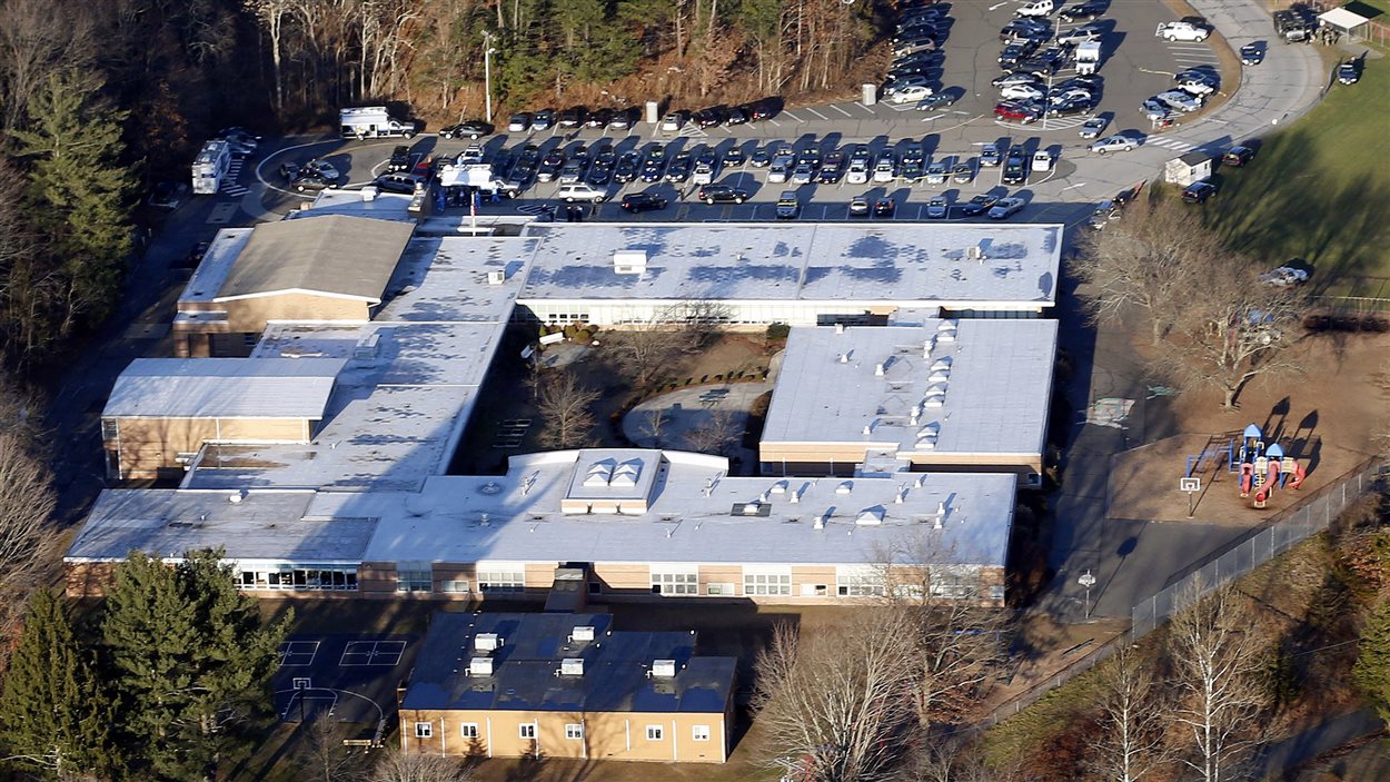 Vue aérienne de l’école primaire Sandy Hook, le jour de la tuerie du 14 décembre 2012