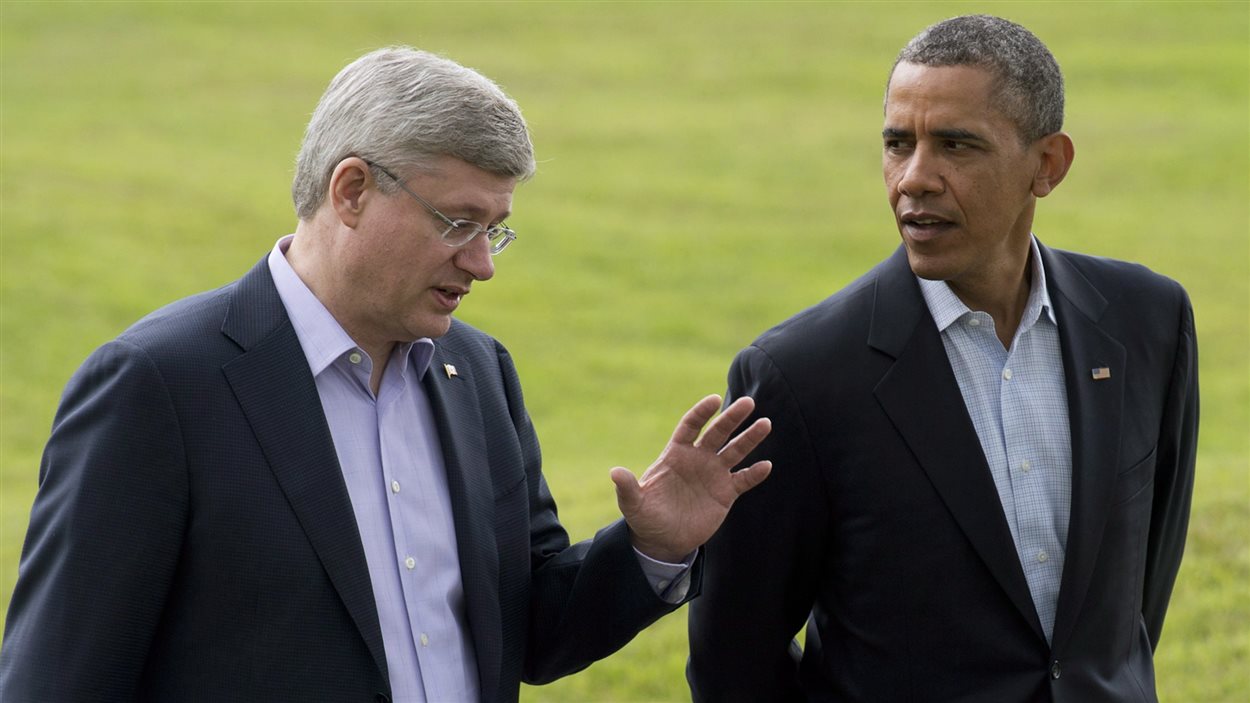 Harper et Obama discutent pendant un sommet  en juin 2013.