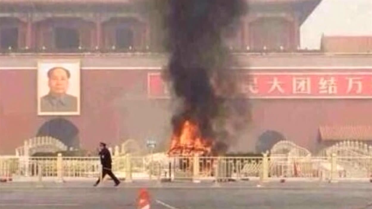 Une voiture a pris feu et tué trois personnes sur la place Tiananmen, en Chine.