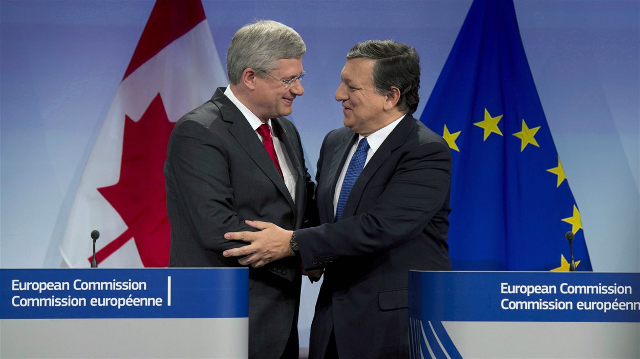 Le premier ministre Stephen Harper et le président de la Commission européenne, Jose Manuel Barroso, le 18 octobre 2013.