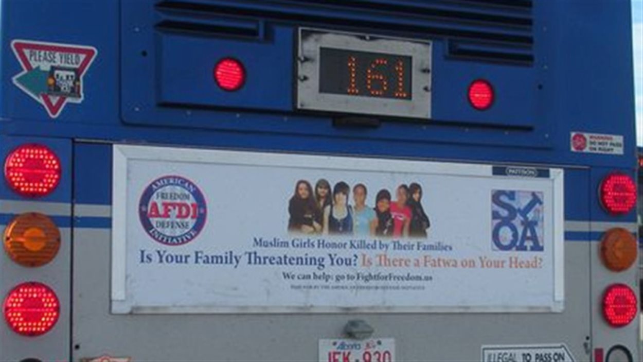 Sur cette affiche publicitaire apposée sur un autobus de l'Edmonton Transit, on peut voir des visages de jeunes femmes, sous lesquels on peut lire : « Filles musulmanes tuées par honneur par leurs familles ». En grosses lettres, on peut aussi lire : « Votre famille vous menace-t-elle? Existe-t-il une fatwa contre vous? »