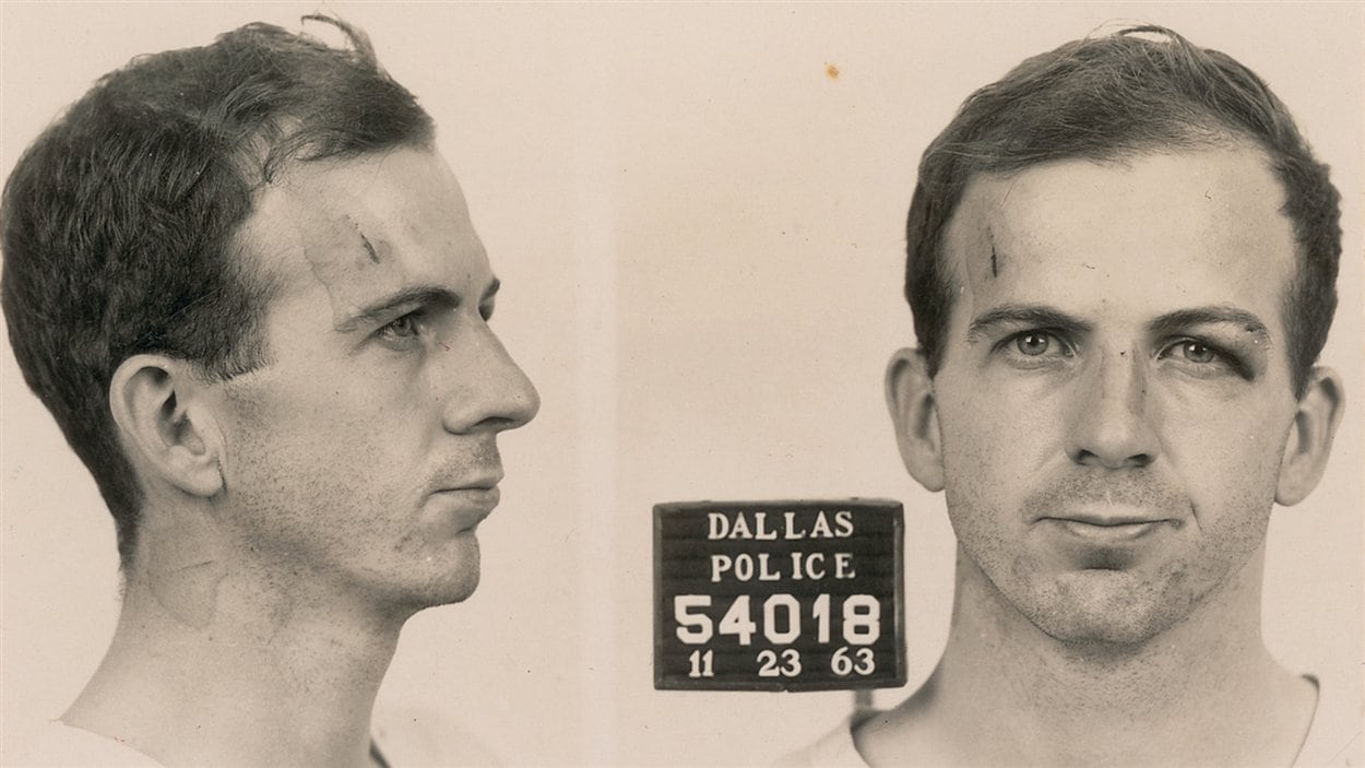 Lee Harvey Oswald, photographié par la police de Dallas après son arrestation pour le meurtre du président des États-Unis John F. Kennedy, en 1963.