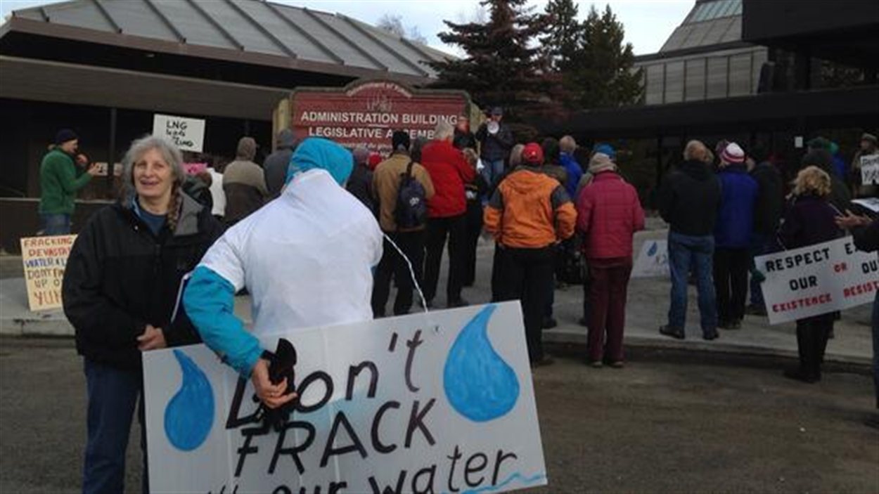 Des manifestants contre la fracturation hydraulique sont rassemblés devant l'Assemblée législative du Yukon.