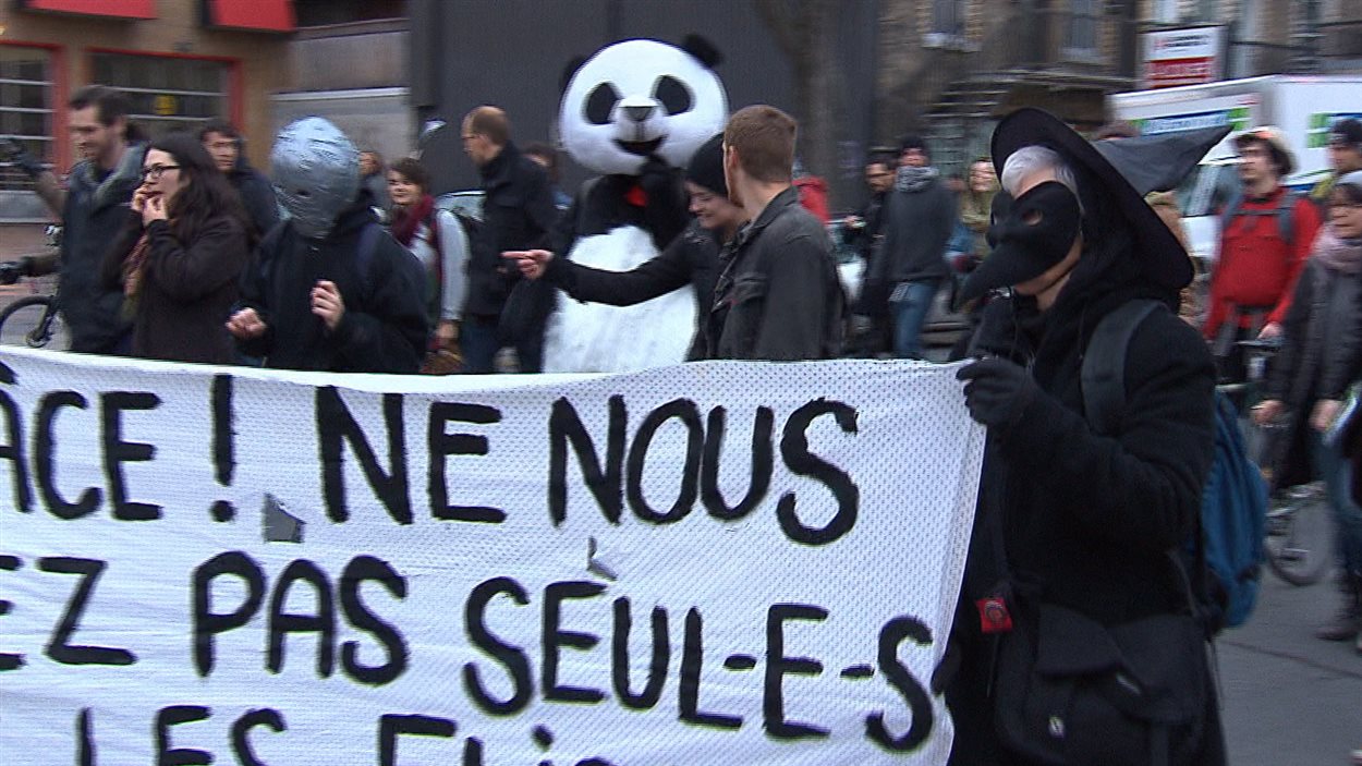 Des manifestants ont bravé le règlement P-6 de Montréal, samedi après-midi.