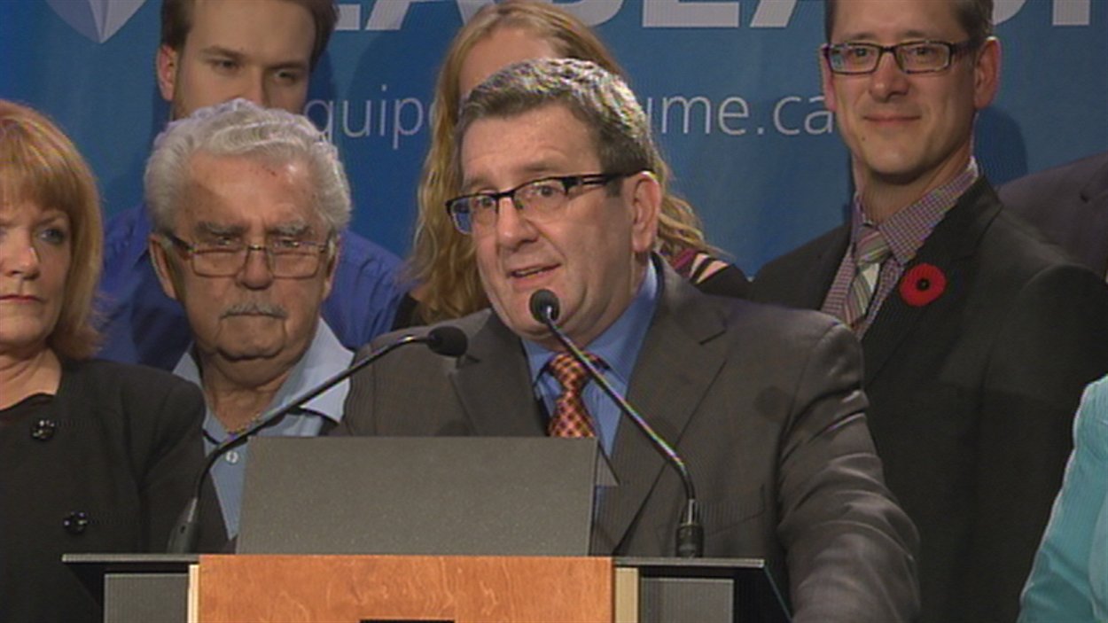 Le maire Régis Labeaume prononce son discours de la victoire.