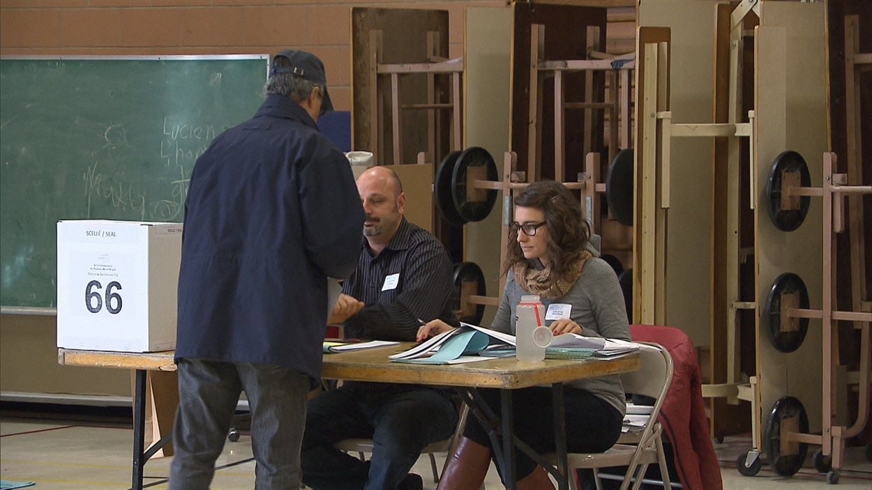 Vote dans un bureau de scrutin à Montréal