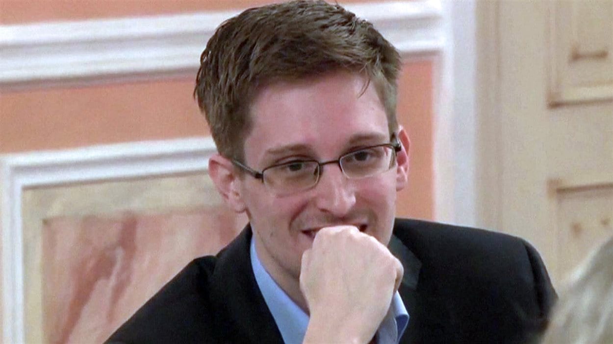 Une image d’une vidéo rendue publique par Wikileaks montrant Esward Snowden lors d’un dîner avec d’anciens agents de renseignement et activistes à Moscou le 9 octobre dernier.