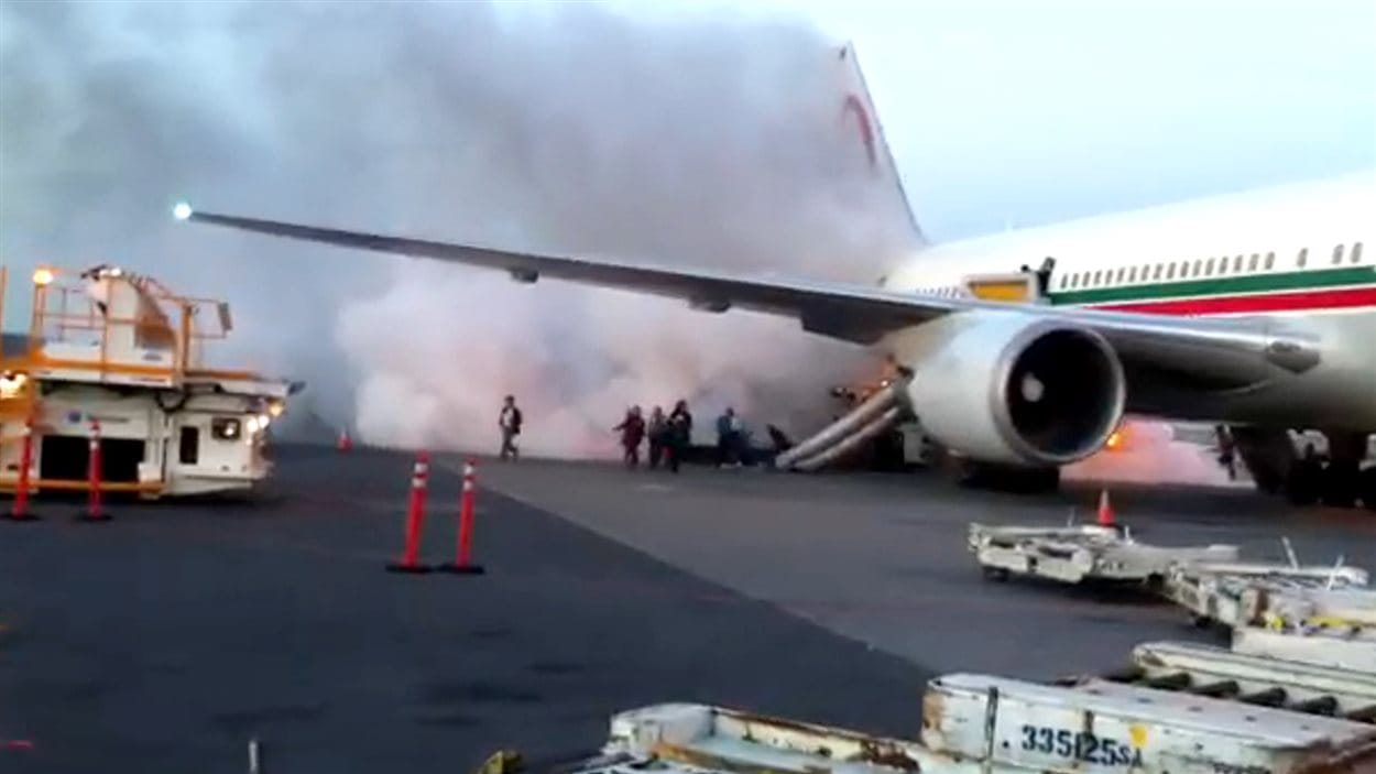 Стюардесса с едой в самолете. Самолет понедельник. Самолет понедельник. Самолет понедельник. Самолет понедельник.