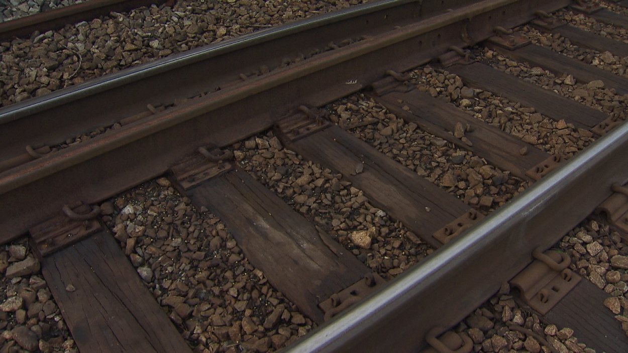 Les rails d'une voie ferrée à Burnaby.