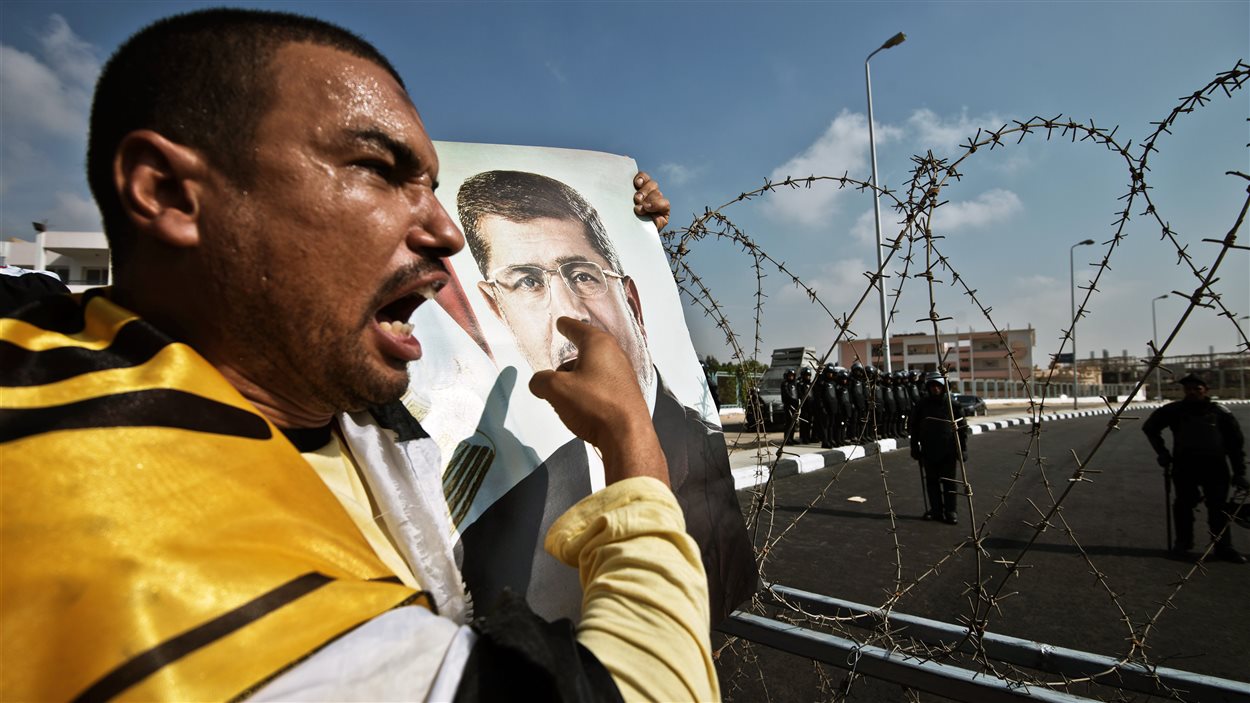 Des centaines de partisans de Mohamed Morsi s'étaient réunis pour l'ouverture du procès devant l'école de police afin de lui exprimer leur soutien.