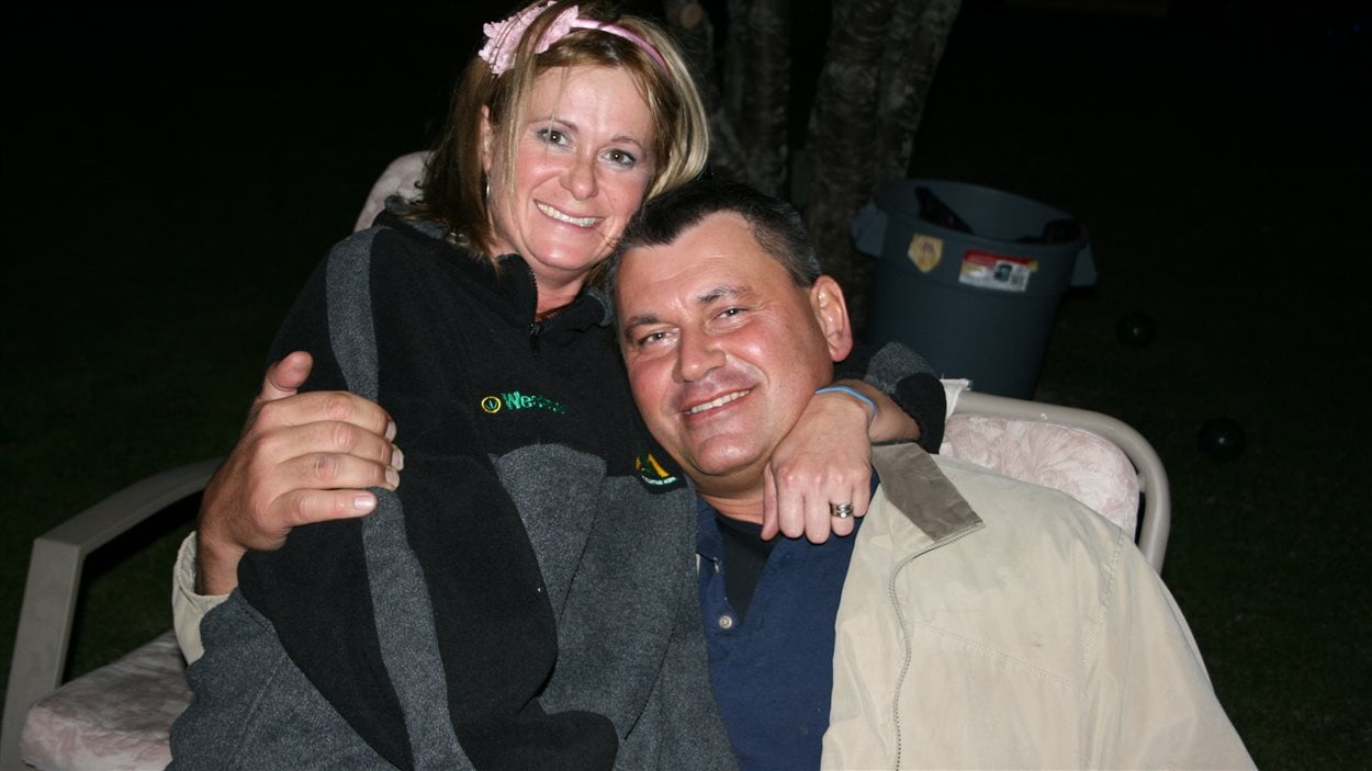 Linda Perchaluk pose avec son mari Adrian Gulay dans une photo de famille.