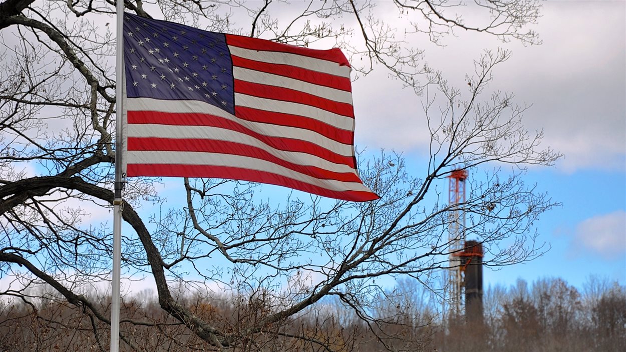 Le drapeau américain devant un puits de gaz de schiste en Pennsylvanie