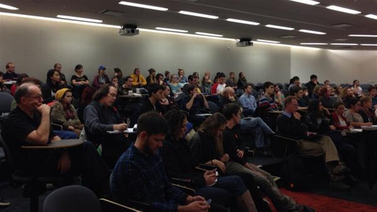 Des étudiants assistent au lancement de la campagne DIVEST UBC mardi soir.