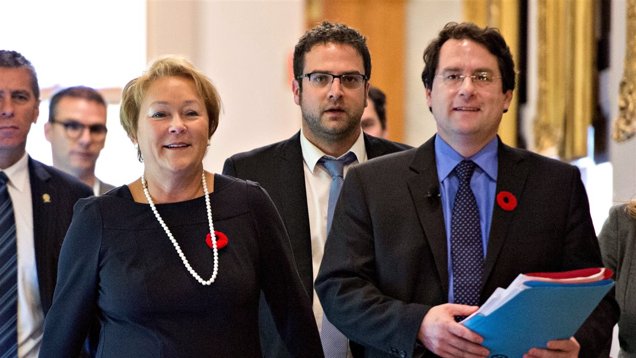 La première ministre Pauline Marois et le ministre responsable des Institutions démocratiques, Bernard Drainville, à l'Assemblée nationale, le 7 novembre