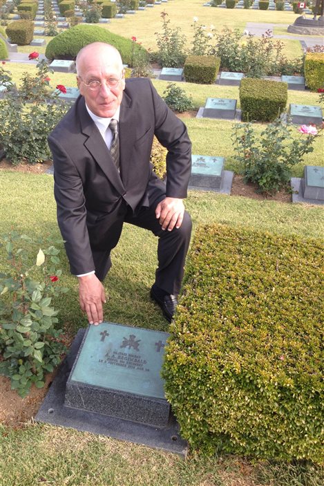 Leo Demay pose devant la tombe de son père biologique au cimetière mémorial des Nations Unies à Busan, en Corée du Sud, le 29 octobre 2013.