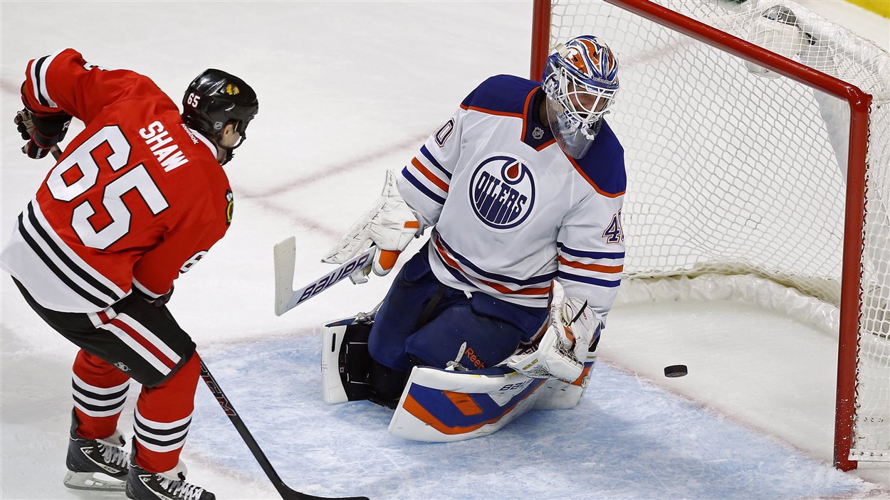 Andrew Shaw déjoue Devan Dubnyk.