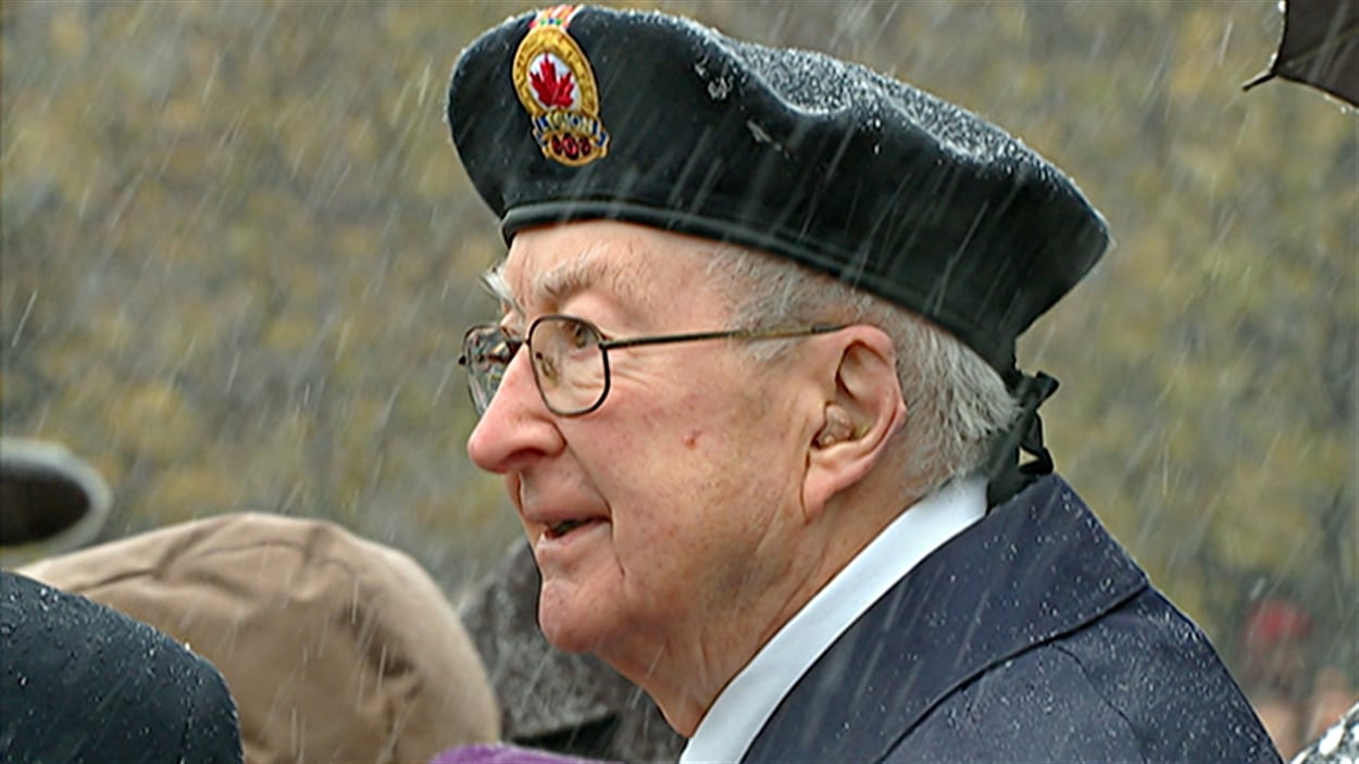 Un vétéran à la cérémonie en hommage aux militaires morts au combat, à Ottawa.