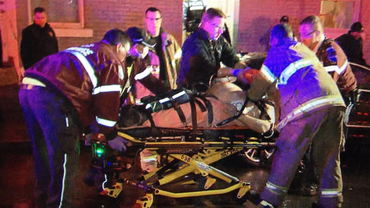 L'homme a été transporté à l'hôpital sur une civière.