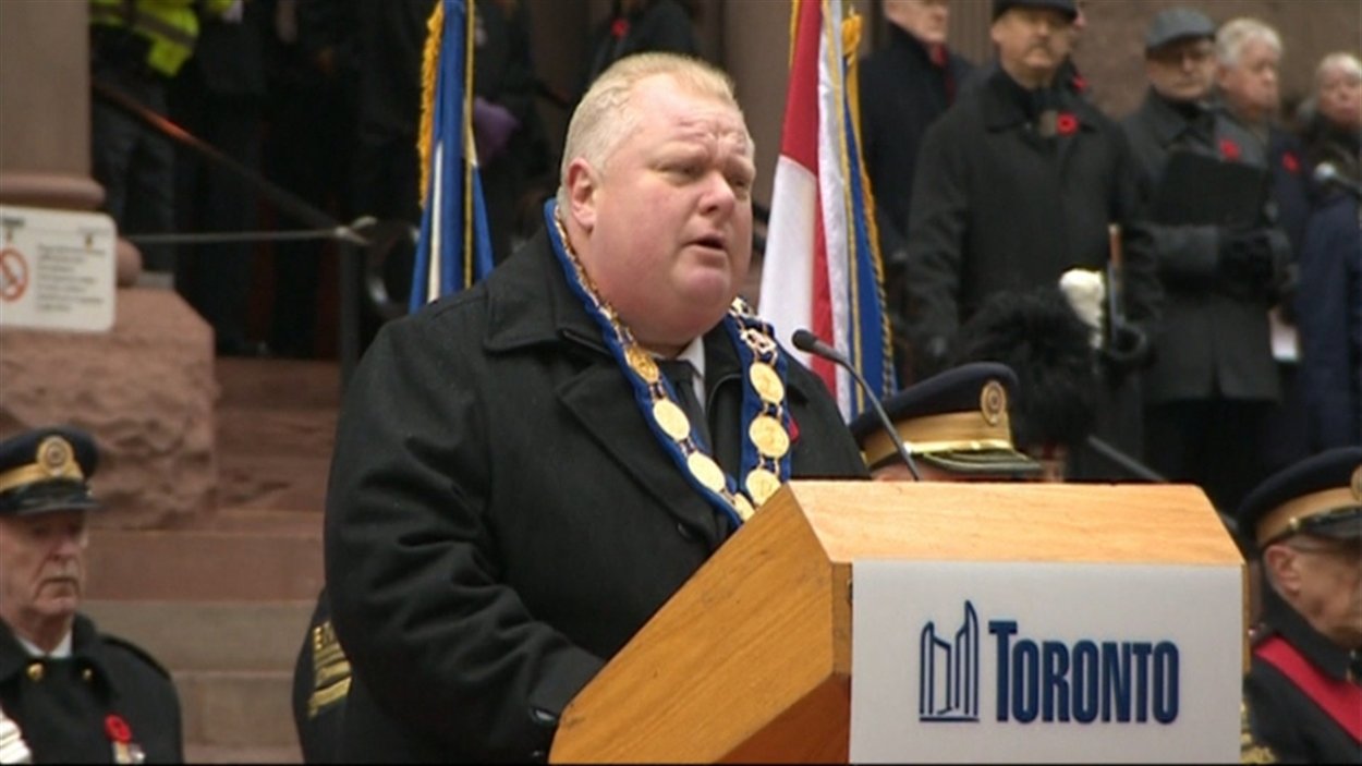 Le maire Rob Ford a participé à la cérémonie du jour du Souvenir à Toronto, malgré la controverse qui le poursuit.