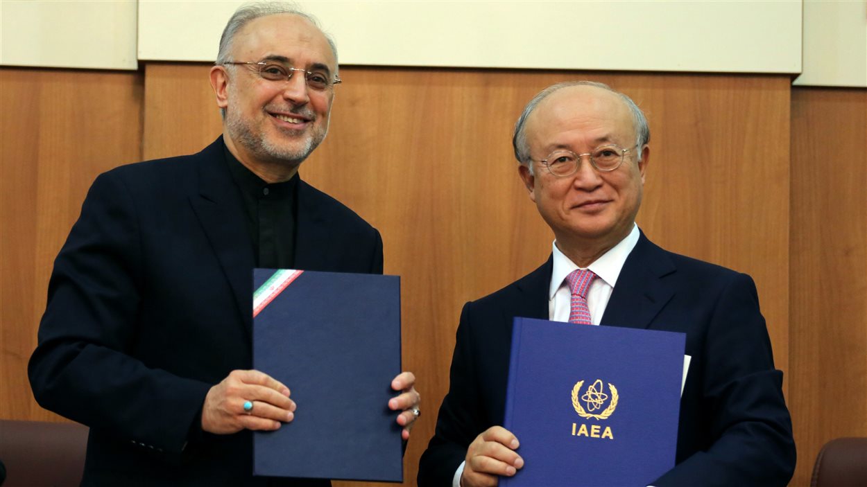 Le chef de l'organisation nucléaire iranienne, Ali Akbar Salehi (à gauche) et le chef de l'Agence internationale de l'énergie atomique (AIEA) Yukiya Amano (à droite)