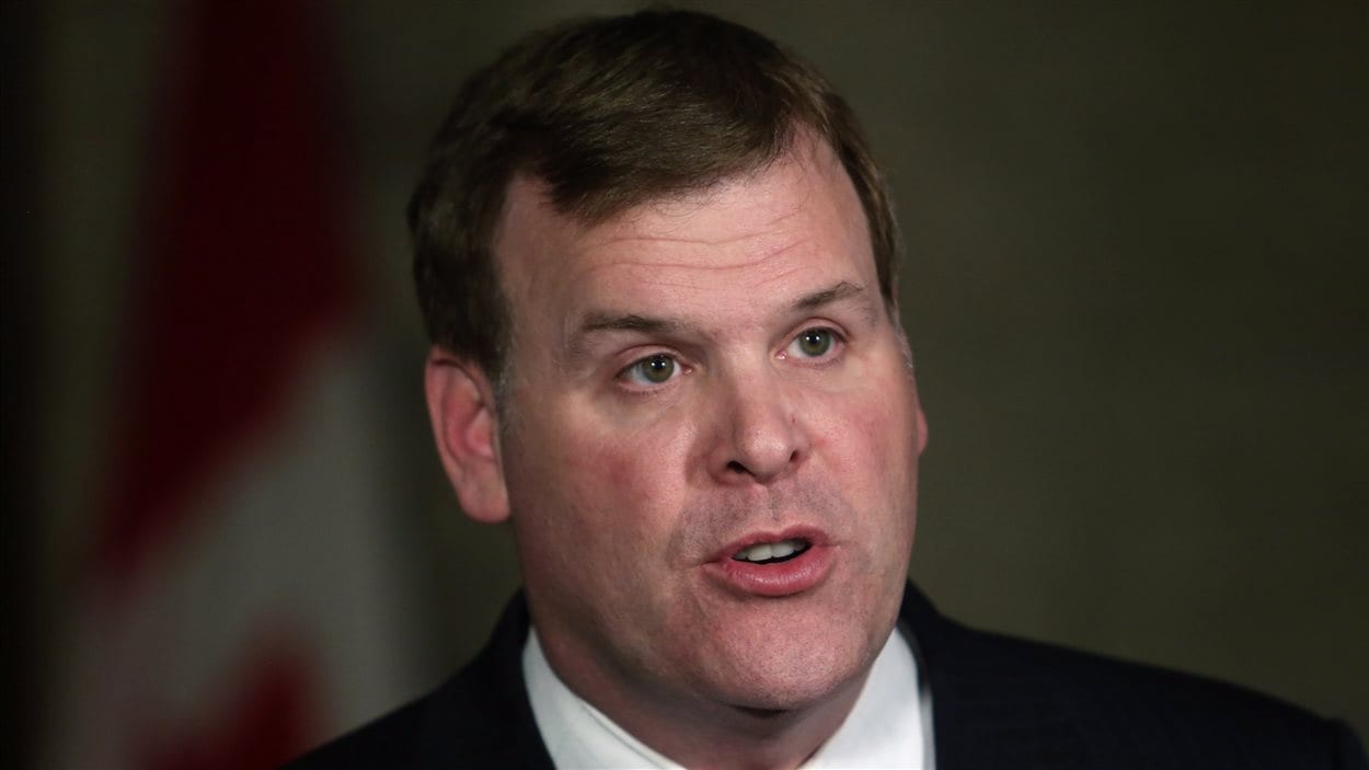 Le ministre John Baird en conférence de presse