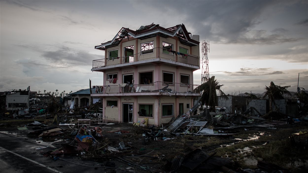 Une rare maison toujours debout dans un secteur dévasté de Tacloban.