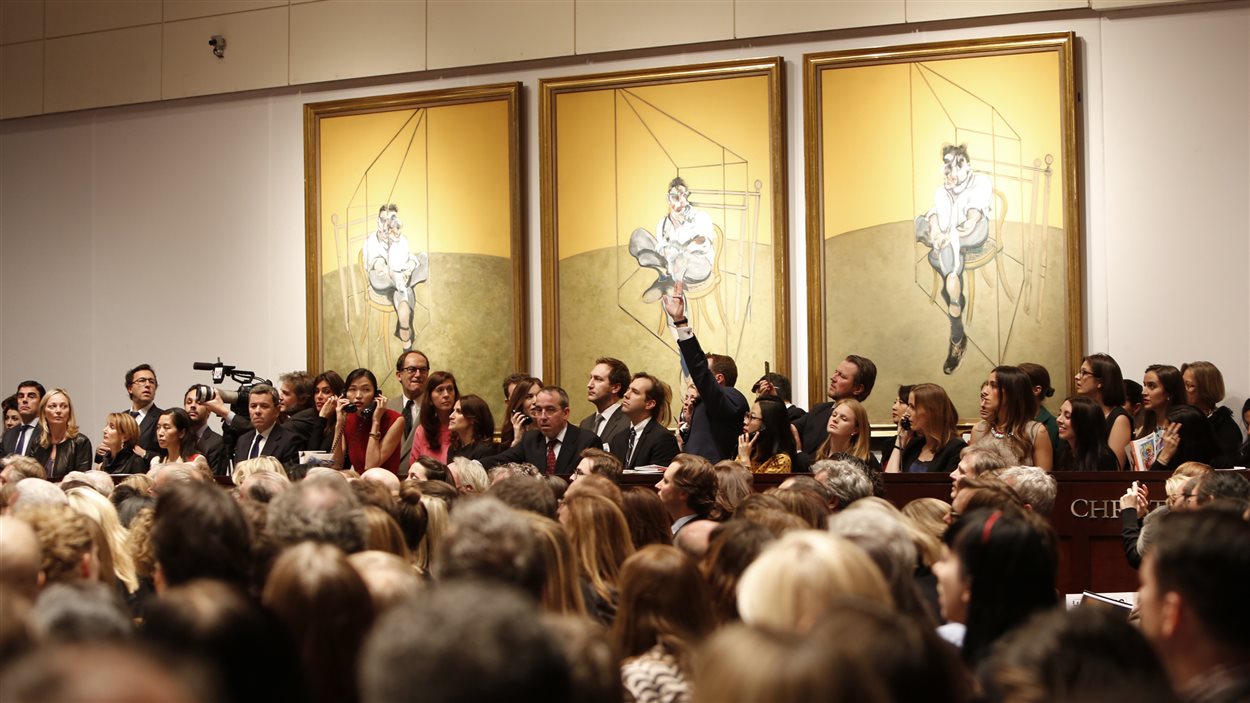La mise aux enchères de Trois études pour le portrait de Lucian Freud, de Francis Bacon chez Christie's à Manhattan.