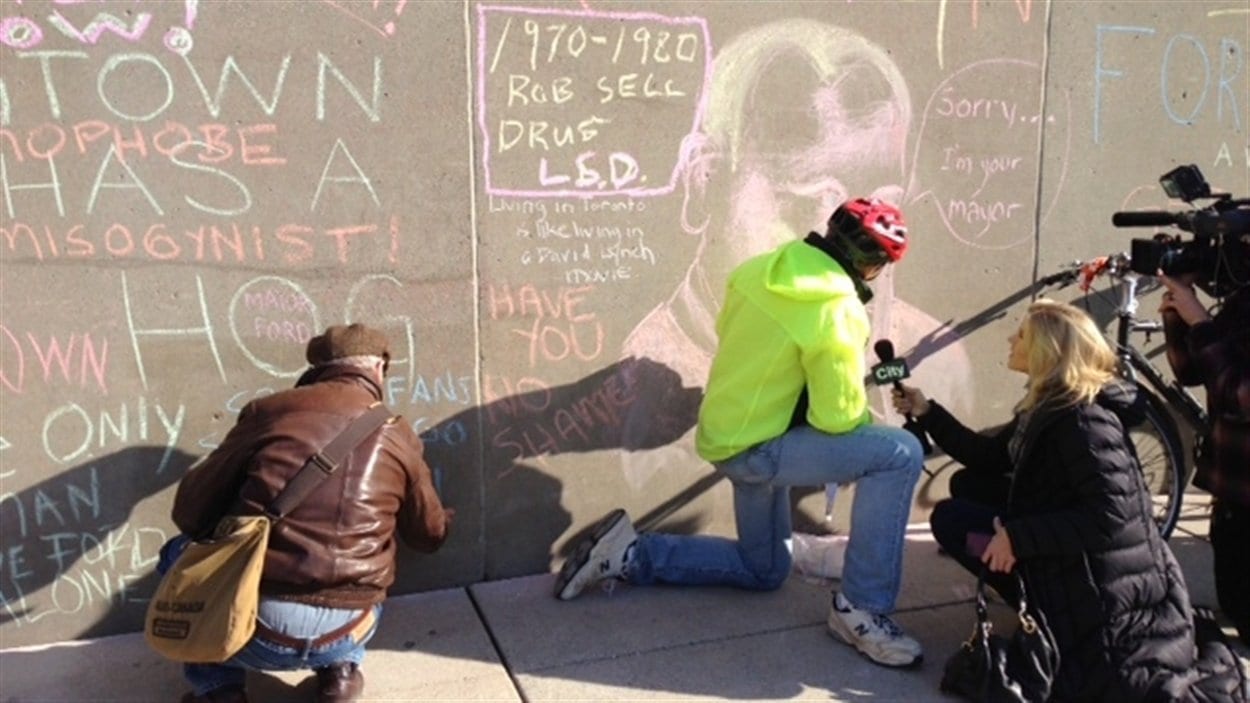 Les Torontois ont pris l'habitude d'écrire à la craie leurs revendications sur les murs du square Nathan Phillips devant l'hôtel de ville.