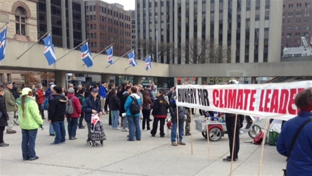 À Toronto, plusieurs dizaines de personnes ont manifesté contre des projets de pipelines étudiés en Ontario.
