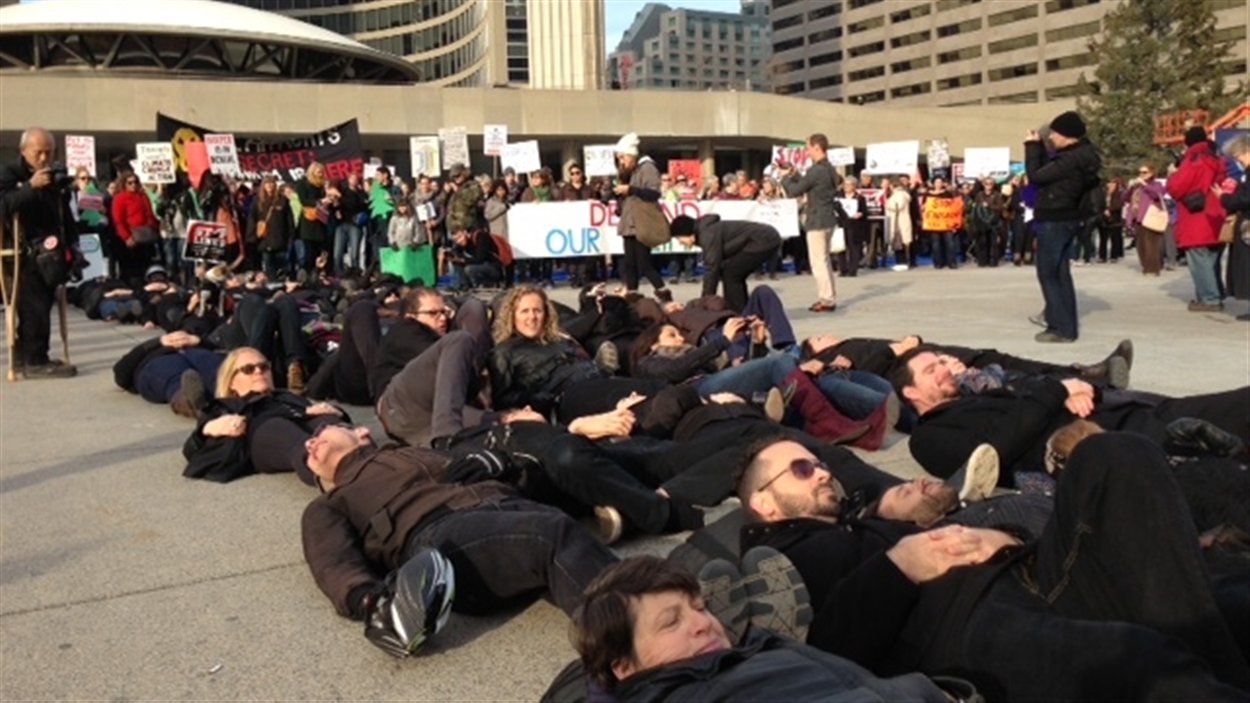 Les militants ont formé une chaîne symbolique devant l'hôtel de ville de Toronto en opposition à plusieurs projets de développement du réseau de pipelines.