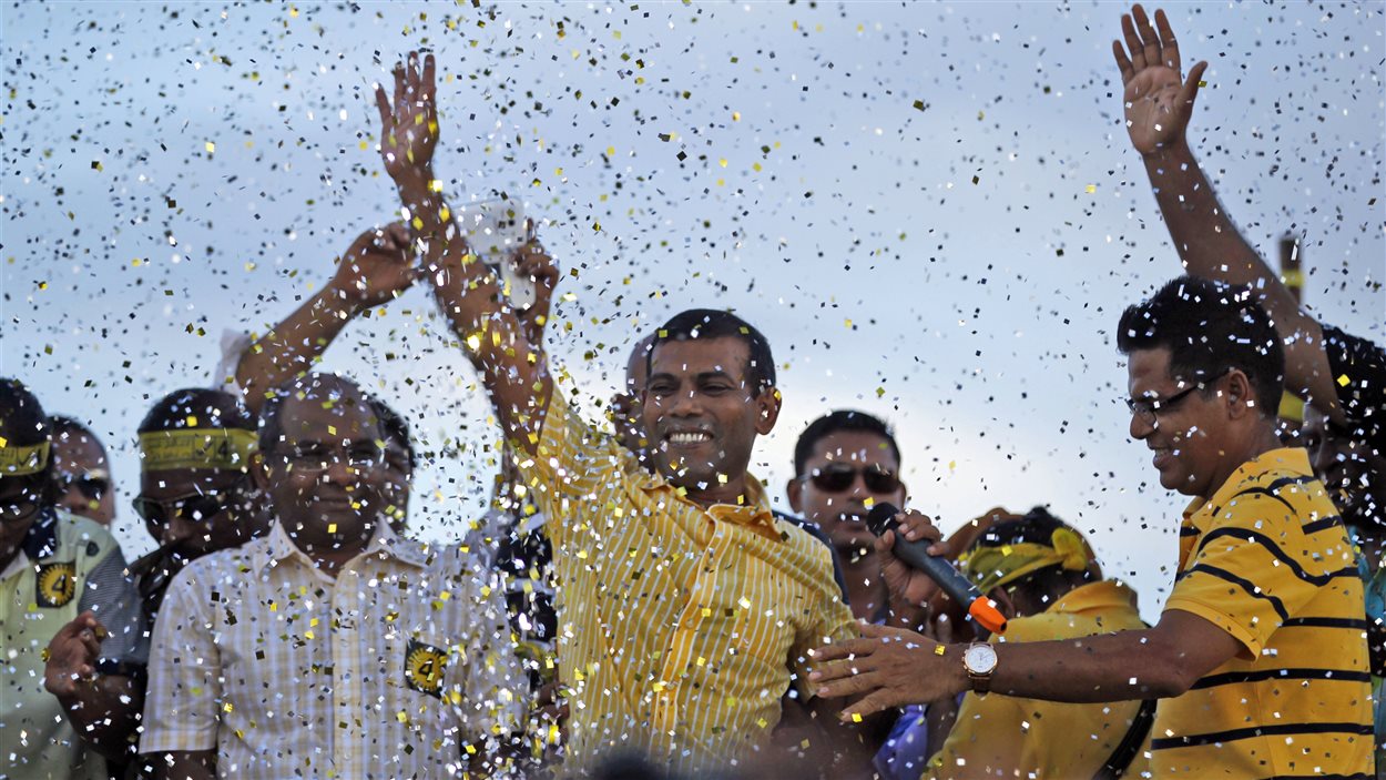 L’ancien président, Mohamed Nasheed (centre), salue ses partisans lors d’un rassemblement électoral.