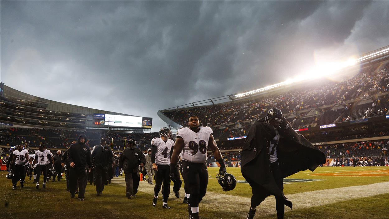 Le match de football américain entre les Chicago Bears et les Baltimore Ravens a été suspendu durant le premier quart-temps, en raison du vent et de la pluie.