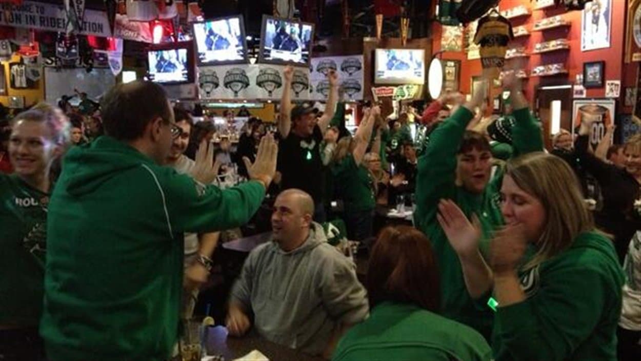 La « RiderNation » est en fête à Regina après la victoire des Roughriders contre les Stampeders en finale de l'Ouest.