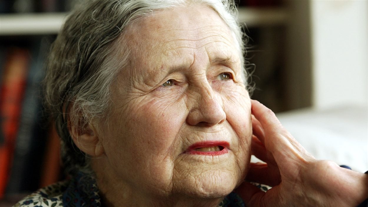 La romancière Doris Lessing dans sa maison de Londres en 2006