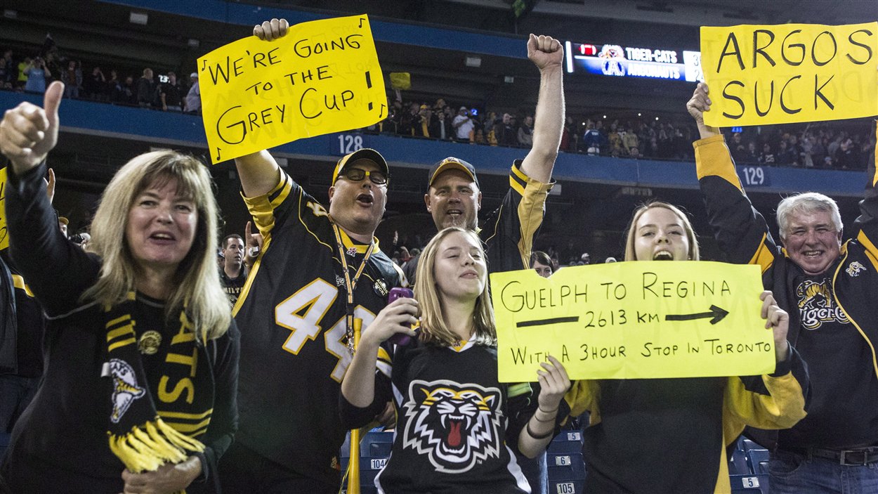 Des supporteurs des Tiger-Cats de Hamilton célèbrent leur victoire de 36-24 contre les Argonauts de Toronto.