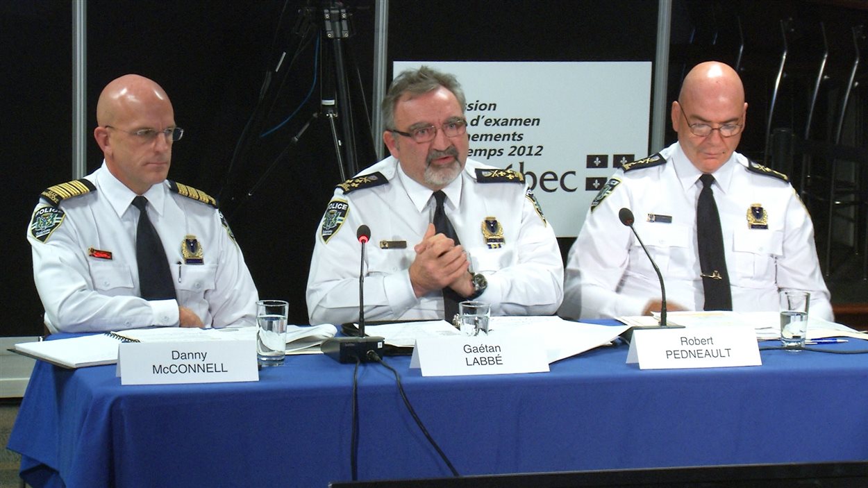La comparution du directeur du Service de police de Sherbrooke, Gaétan Labbé (au centre), à la commission Ménard, le 18 novembre