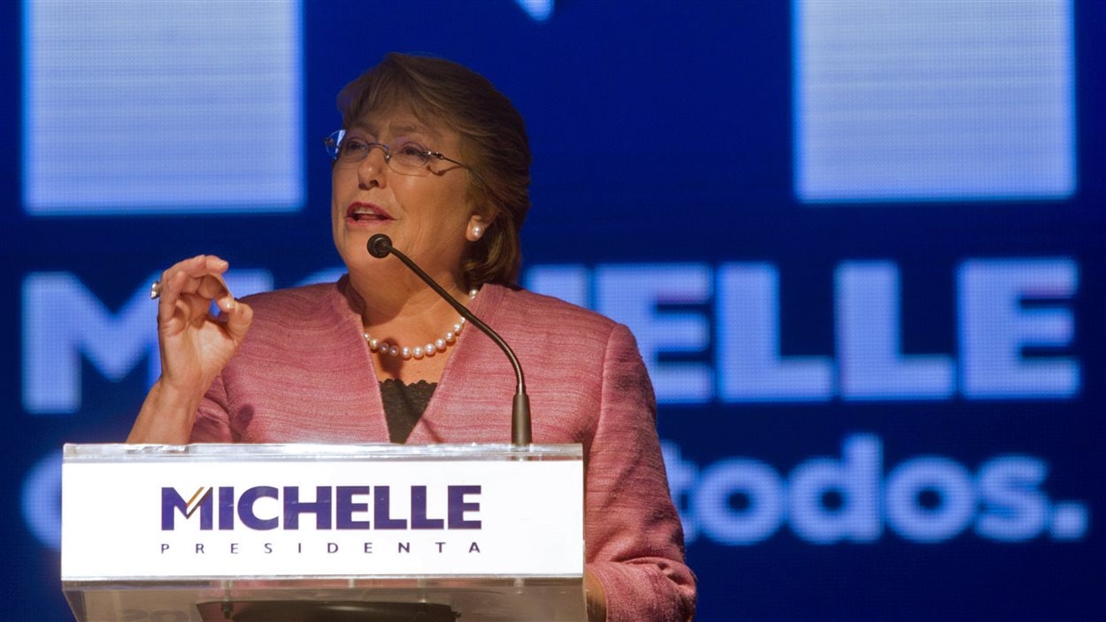 Michelle Bachelet s’est adressée à ses partisans à Santiago, dimanche, après le premier tour de la présidentielle.
