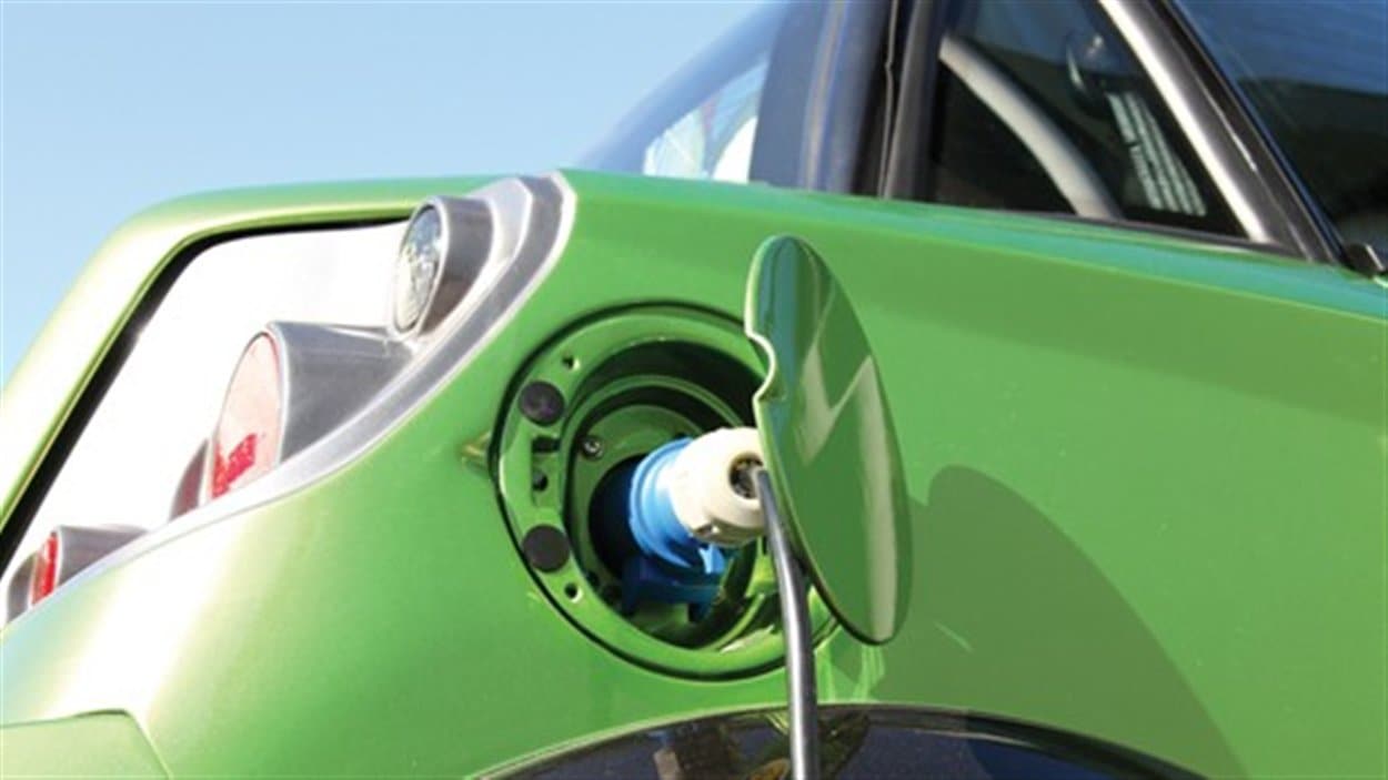 Dans les stations-services et aux 100 km le long des autoroutes, plus de bornes doivent être installées si l’on veut que la voiture électrique prenne son envole.