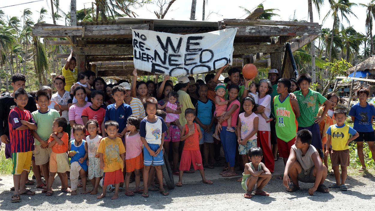 Dans la province de Samar, au centre des Philippines, des survivants réclament de l'aide. « Nous avons besoin de nourriture », dit la banderole fait main.