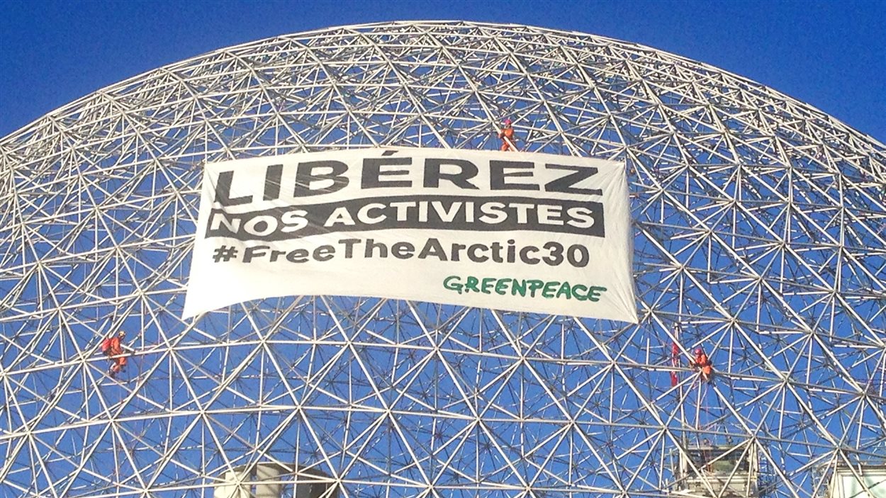 Des activistes de Greenpeace ont déroulé une banderole sur la Biosphère réclamant la libération de leurs collègues en Russie.