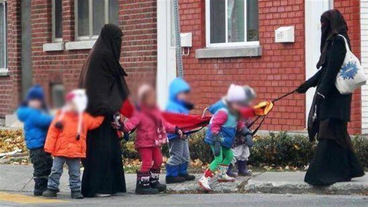 Des femmes portant le niqab avec des enfants