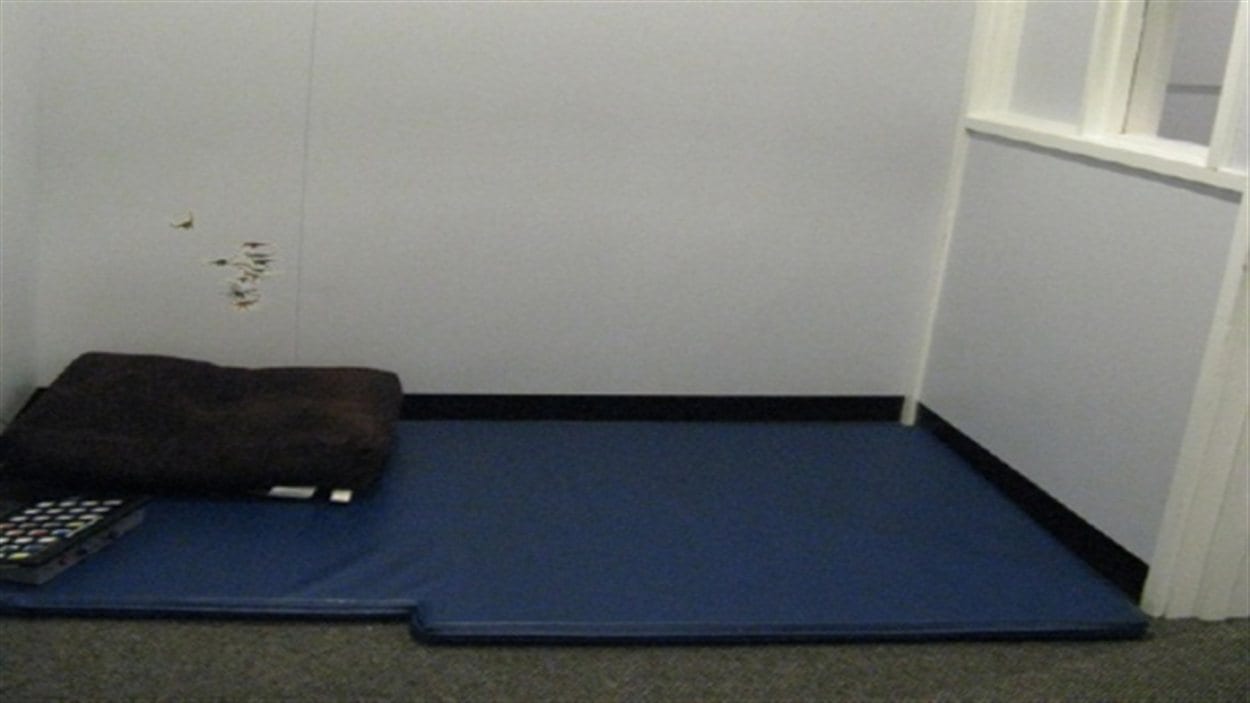 La photo d'une salle d'isolement présentée dans le rapport d'Inclusion BC.