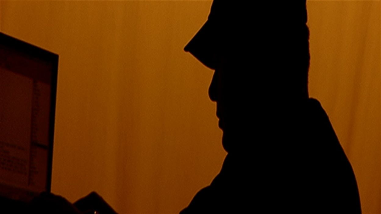 Un homme devant un ordinateur