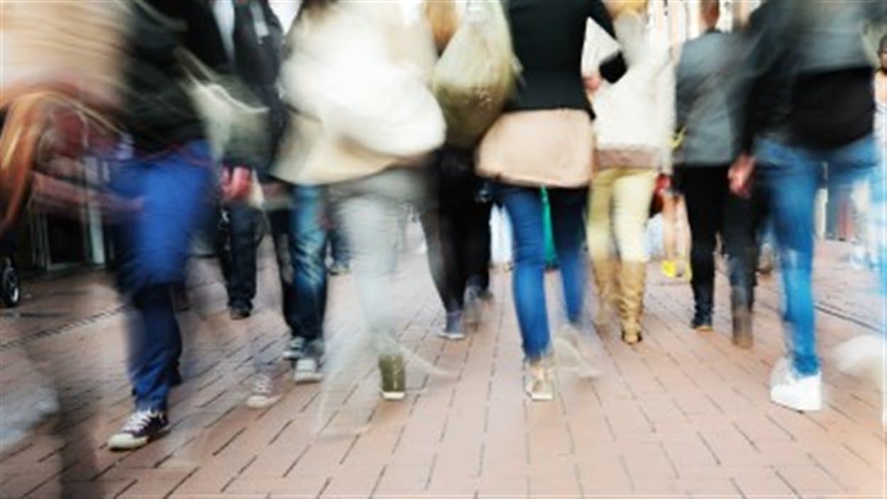 Des jeunes marchent dans la rue