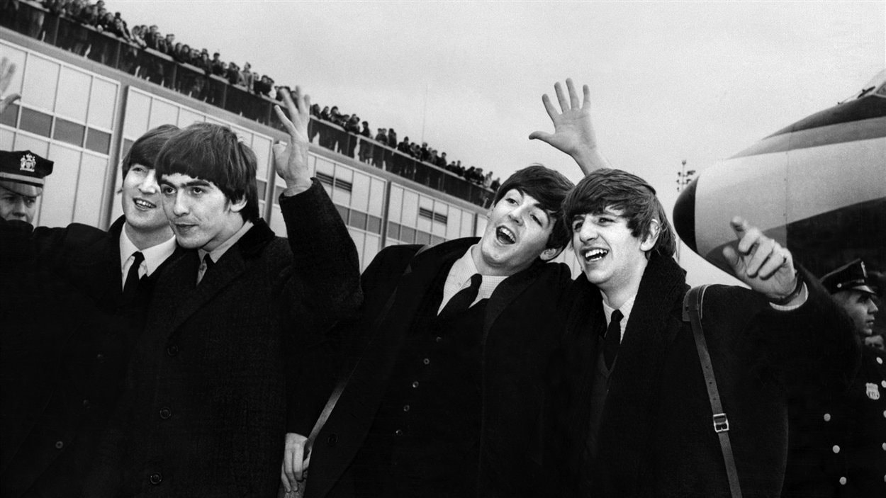 John Lennon, Ringo Starr, Paul McCartney et George Harrison à l'aéroport de New York en 1964.