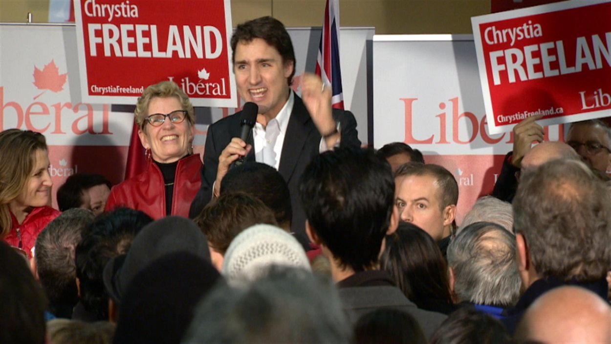 Justin Trudeau s'adresse aux militants libéraux avec à sa gauche Kathleen Wynne et Chrystia Freeland.