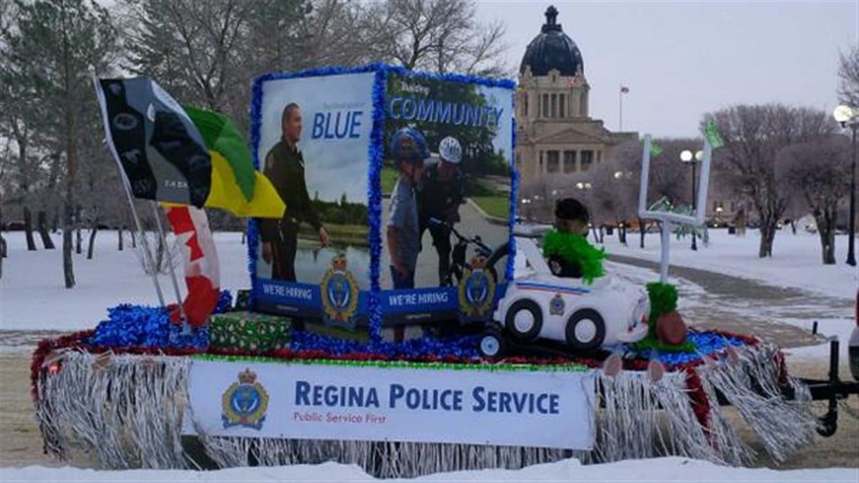 Le char du service de police de Regina à la hauteur du palais législatif lors du défilé de la Coupe Grey, samedi matin.