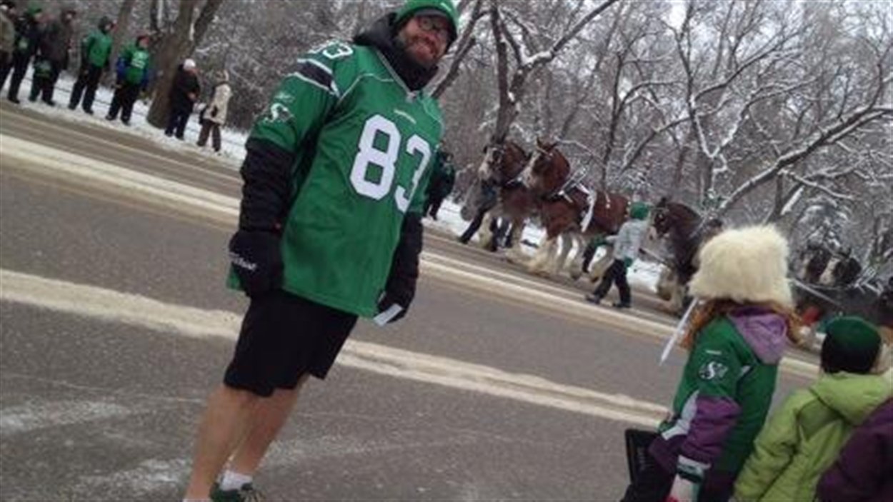 Certains supporteurs des Roughriders, comme Will Craddock, n'ont pas froid aux yeux ni aux jambes [sic] malgré le frond froid qui sévit en Saskatchewan.