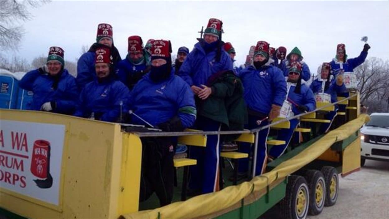 Le char des Shriners dans le défilé de la Coupe Grey. Ils manquent rarement un défilé dans la Ville Reine de la Saskatchewan!