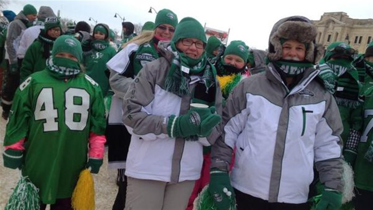 Le public avait intérêt à s'habiller chaudement pour assister au défilé de la coupe Grey, samedi matin à Regina : température de - 17°C, refroidissement éolien de - 28°C.